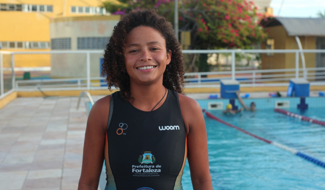 Keuviane posa para a foto na piscina